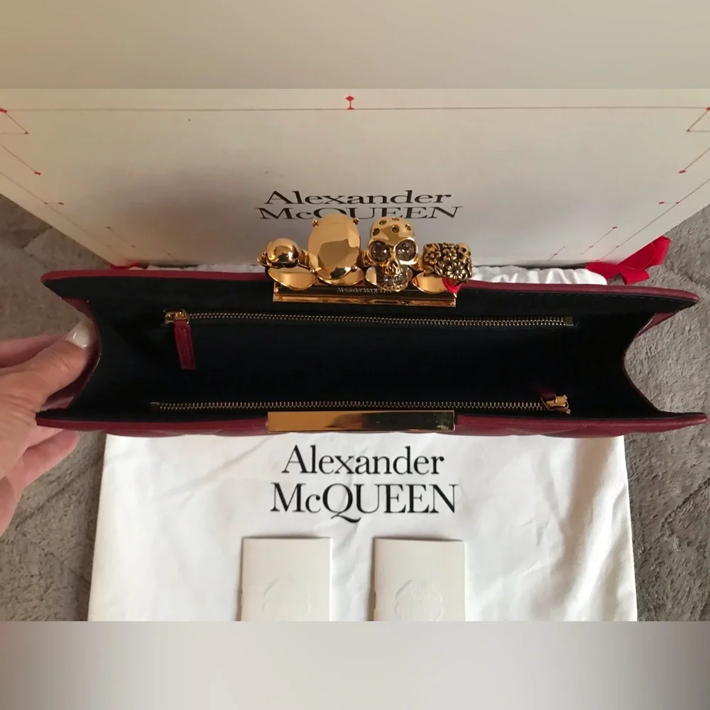 ââSOLDââđĽAlexander McQueenđĽ Skull Knuckle Ring Quilted Leather Clutch - Picture 10 of 10